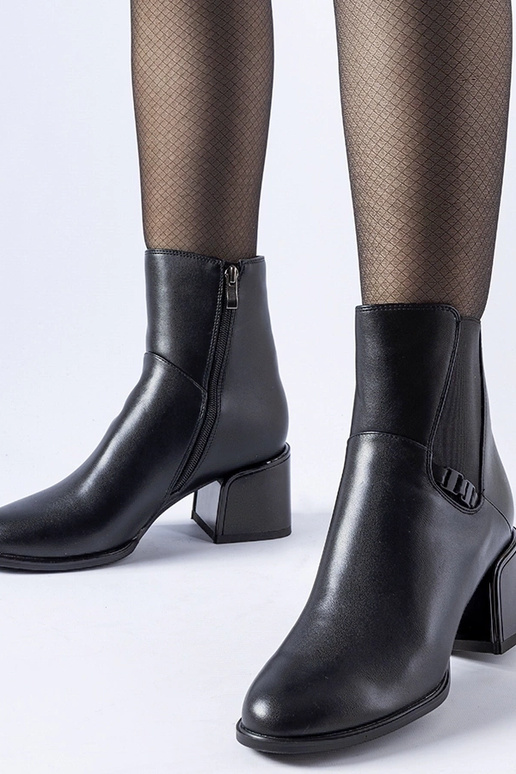 Schwarze isolierte Stiefeletten mit...