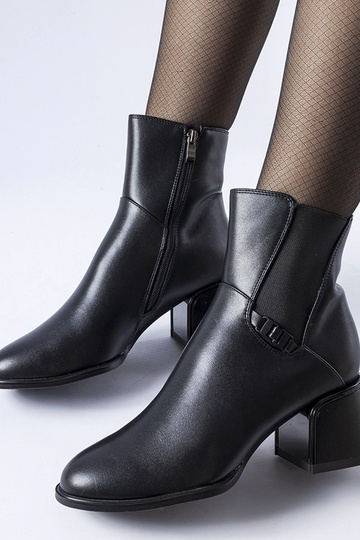 Bottines noires isolées à... 2