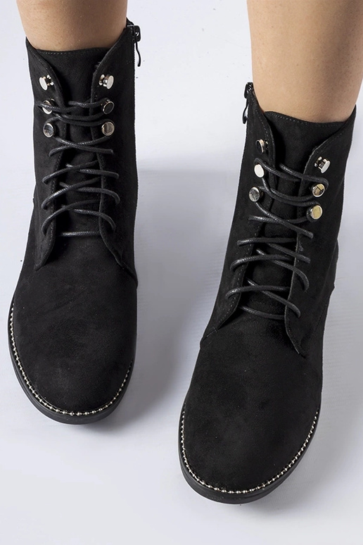 Schwarze isolierte Stiefel aus...