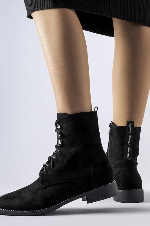 Schwarze isolierte Stiefel aus...