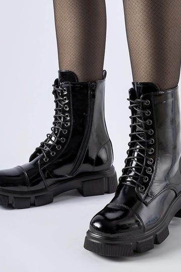 Zwarte gevoerde lakleren...