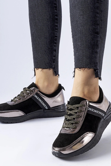 Baskets en cuir noir et...