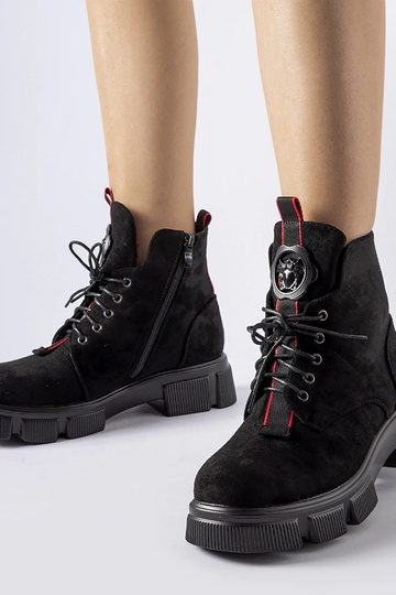 Bottines noires décorées...