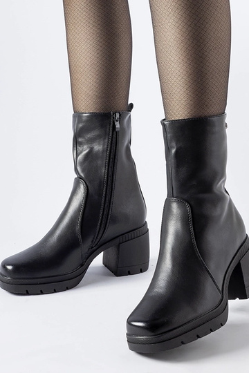 Bottines noires isolées à...