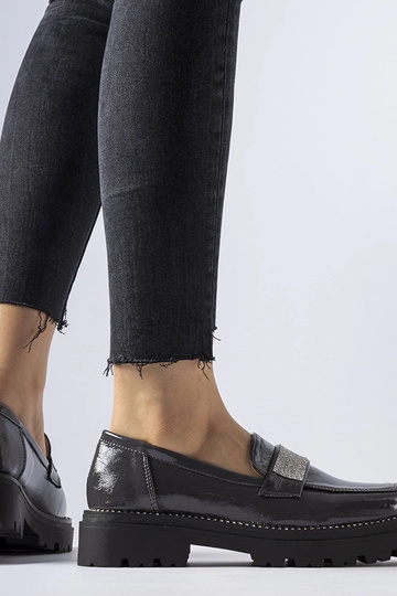 Mocassins laqués gris foncé...