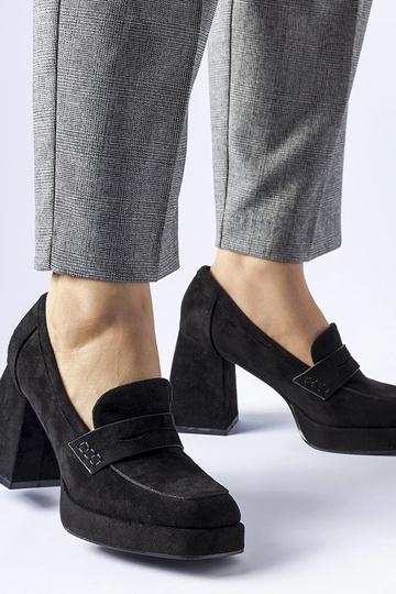 Zwarte pumps op hoge hak...