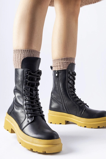 Schwarze Winterstiefel auf...