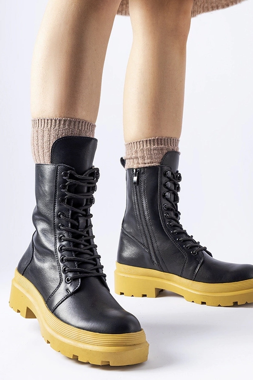 Bottes de travail noires sur semelle...