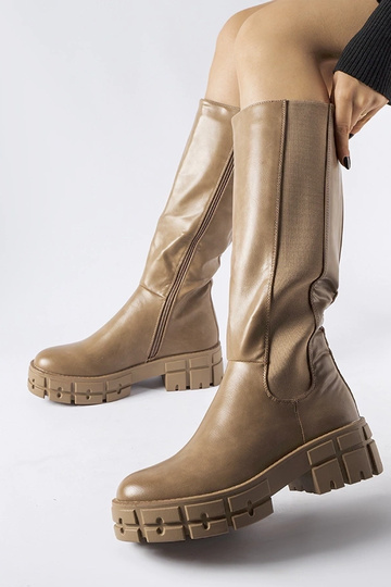 Bottes plates isolées... 2