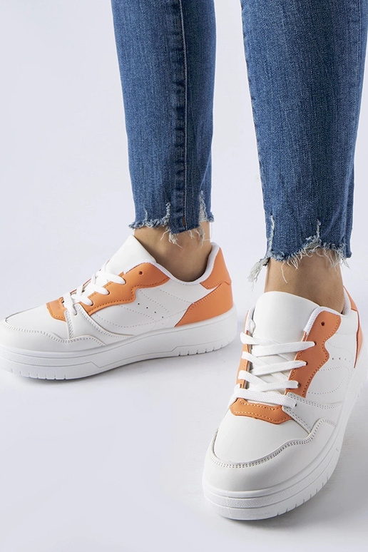 Chaussures blanches avec accent...