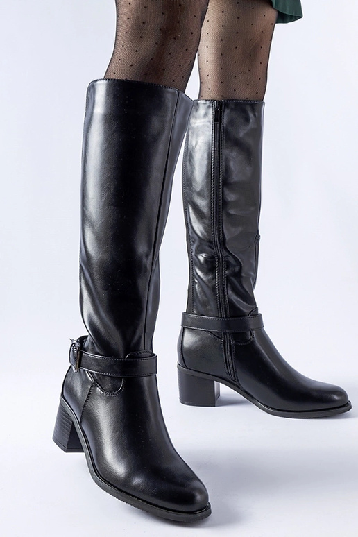 Schwarze Stiefel mit dekorativer... Schwarze Stiefel mit dekorativer...