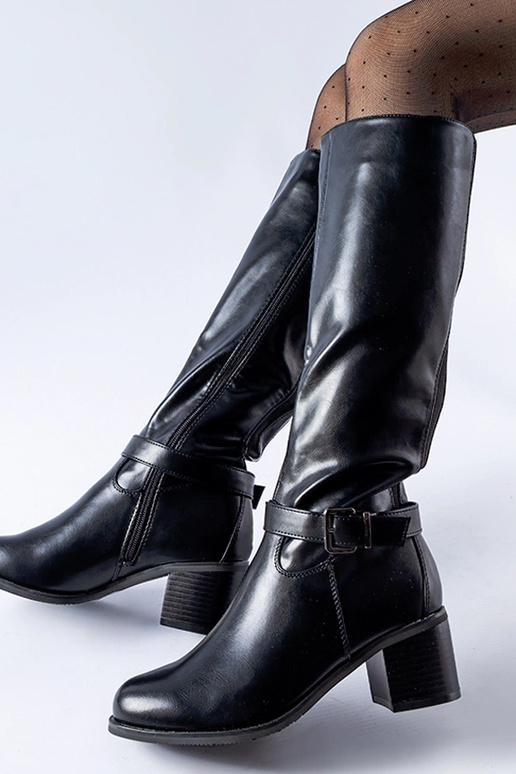 Sorte støvler med dekorativt spænde... Sorte støvler med dekorativt spænde...