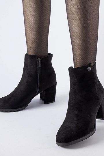 Bottines noires à talon bas...