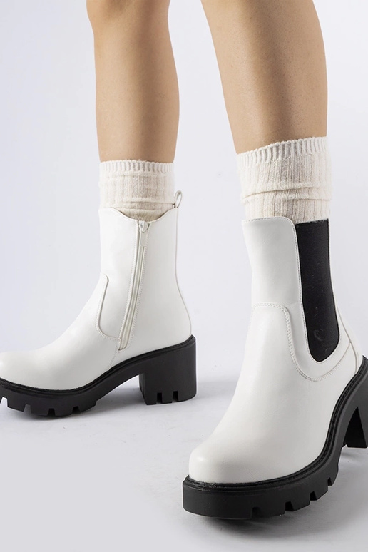 Weiße isolierte Stiefel auf...