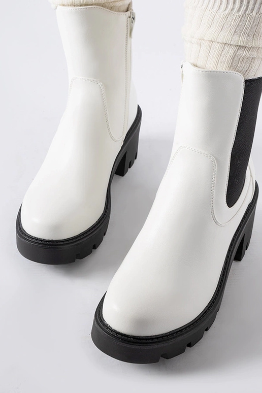 Bottes blanches isolées sur le bloc...