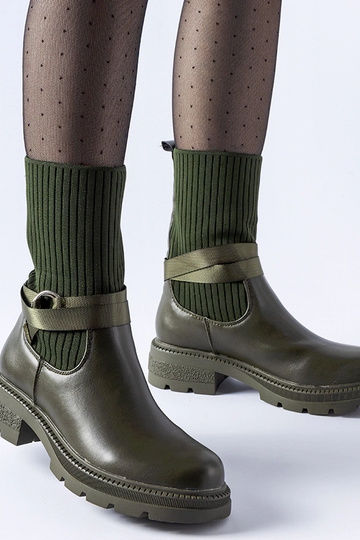 Donkergroene sok-achtige...