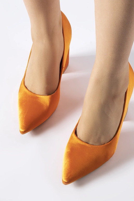 Orangefarbene Pumps aus Satin von... Orangefarbene Pumps aus Satin von...