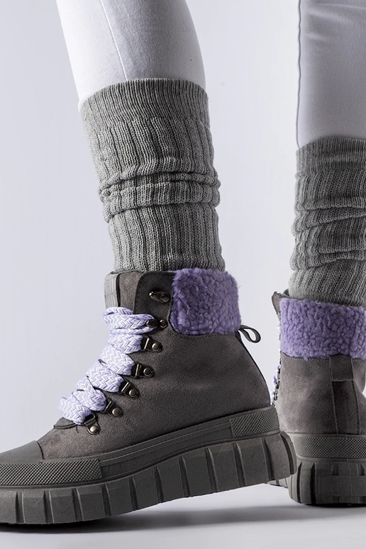 Bottines grises avec des accents...