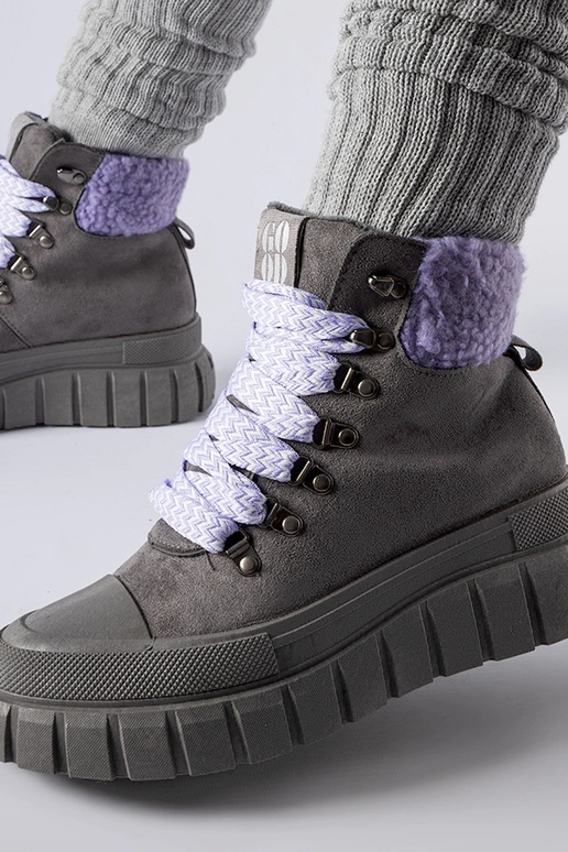 Bottines grises avec des accents...