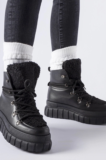 Bottines noires sur une...