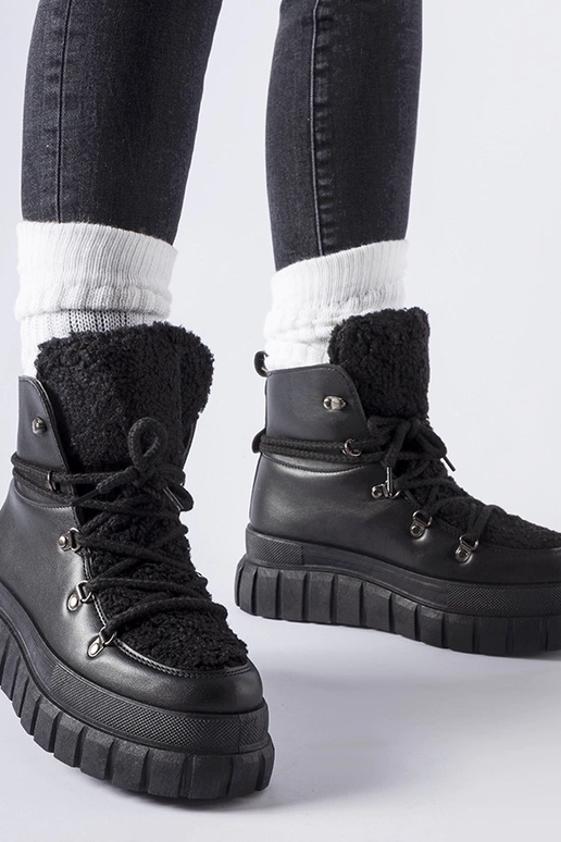 Schwarze Stiefeletten auf massivem...