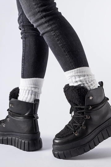 Schwarze Stiefeletten auf... 2