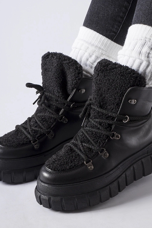 Bottines noires sur une plateforme...