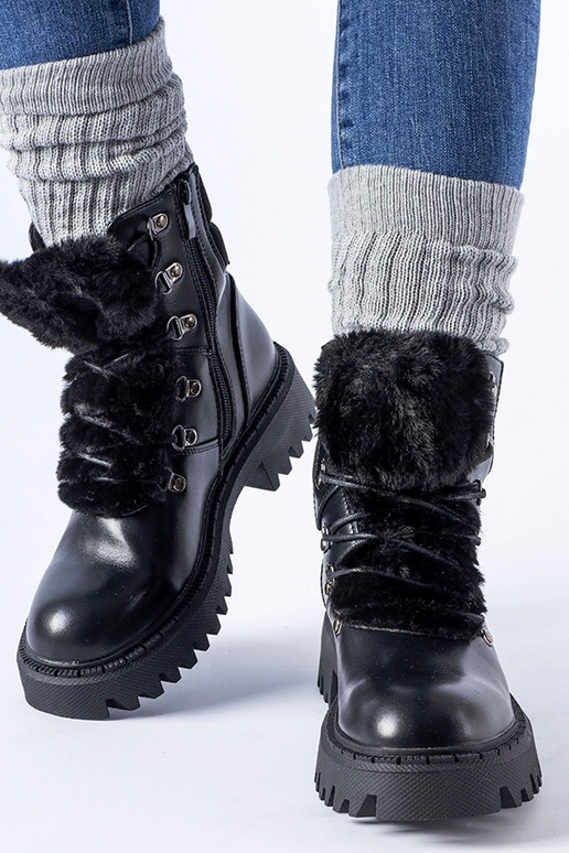 Sorte arbejdere med dekorativ pels...