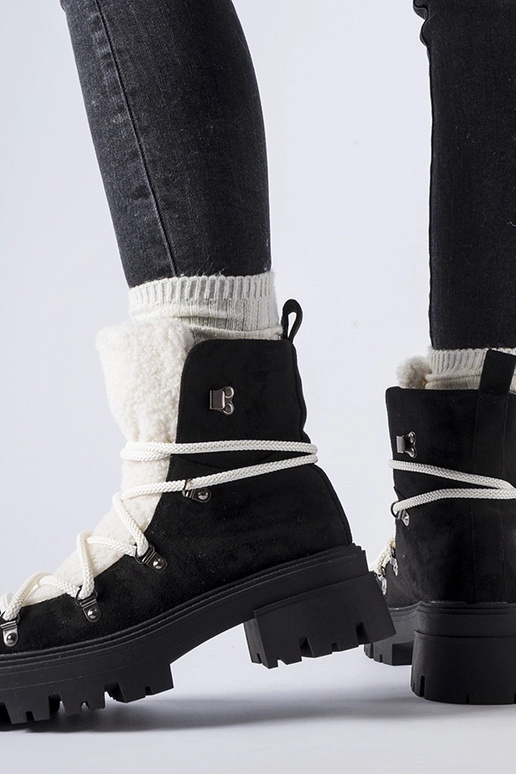 Sorte arbejdere med dekorativ tunge...