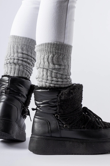 Schwarze Schneestiefel auf...