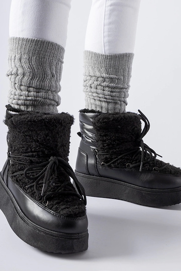 Schwarze Schneestiefel auf... 2