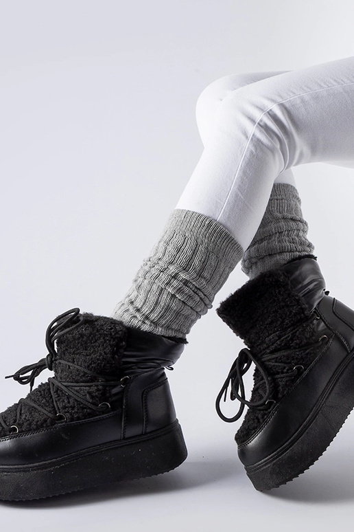 Schwarze Schneestiefel auf massivem...