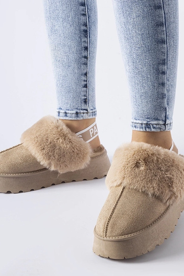 Beige isolierte Hausschuhe...