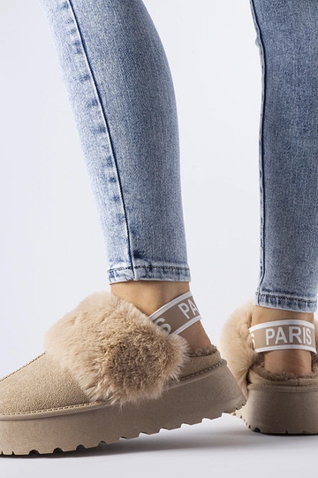 Beige isolierte Hausschuhe... 2