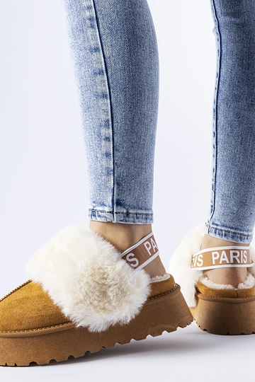 Chaussons marron avec...