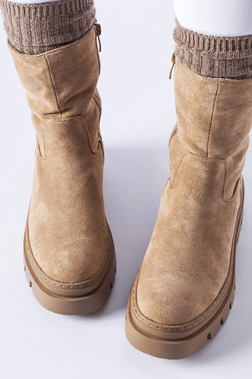 Bottines marron isolées à... 2