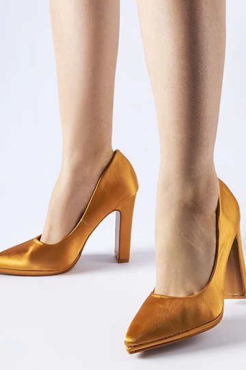 Brune satin pumps med...