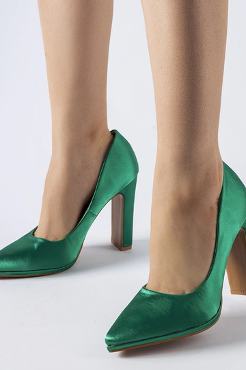 Groene satijnen pumps op...