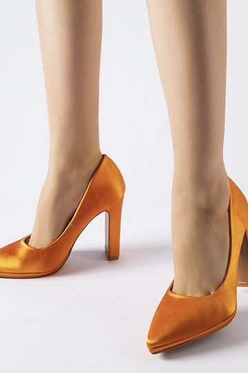 Escarpins Rivers en satin orange avec talon bloc