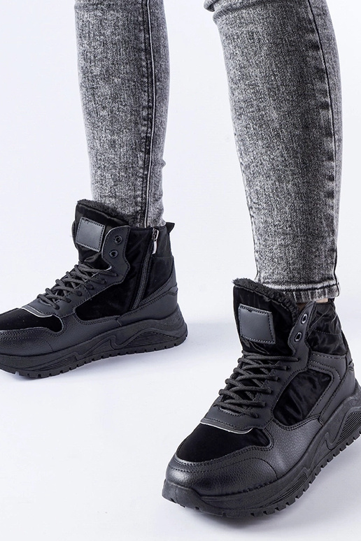 Schwarze isolierte High-Top-Sneakers...