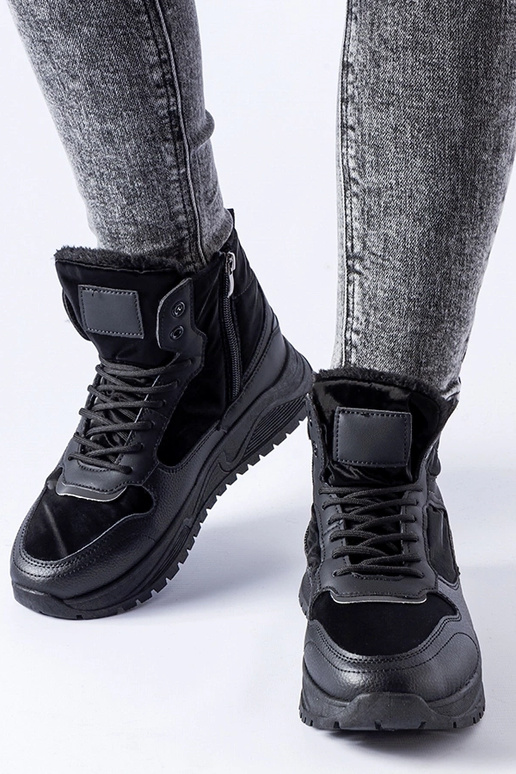 Schwarze isolierte High-Top-Sneakers...