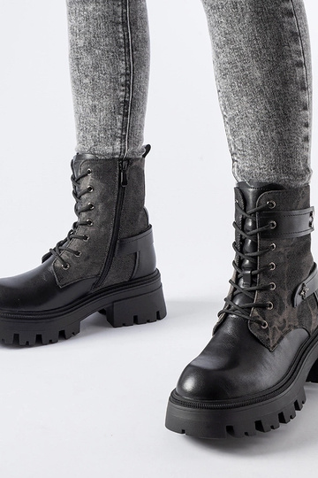 Bottines noires isolées...