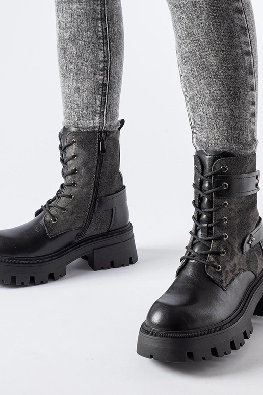 Bottines noires isolées avec...