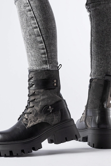 Bottines noires isolées... 2