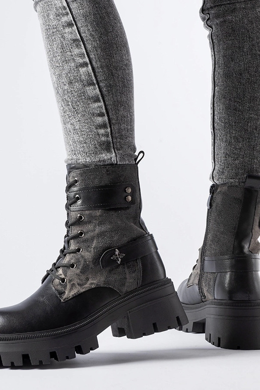 Bottines noires isolées avec...