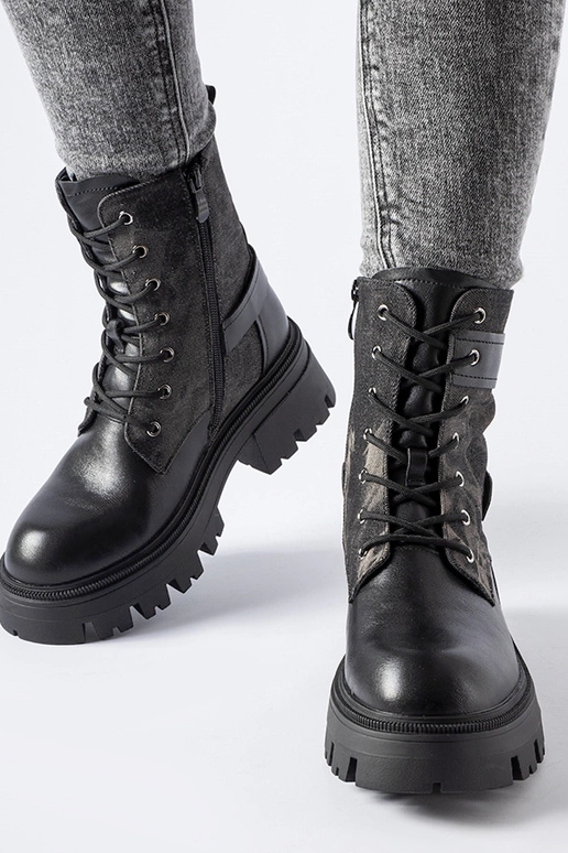 Bottines noires isolées avec...