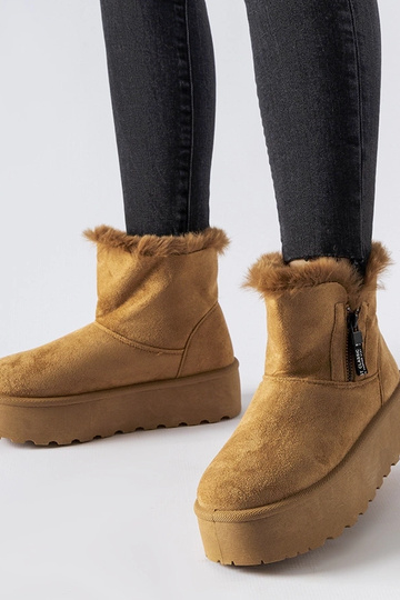 Bruine sneeuwlaarzen op...