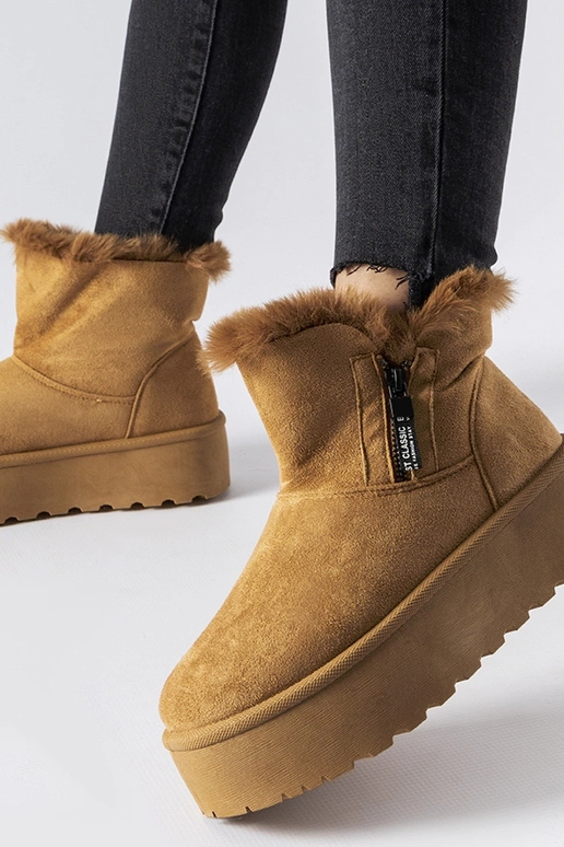 Braune Schneestiefel auf Plattform...