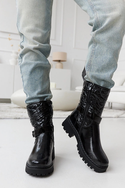 Schwarze lackierte Schuhe mit...