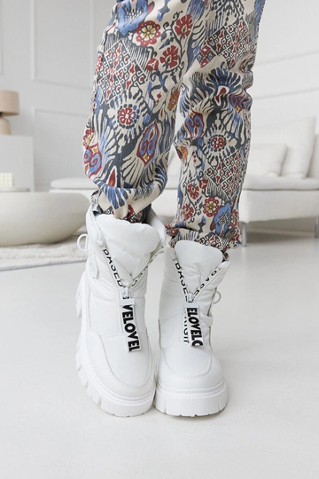 Bottes de neige isolées...